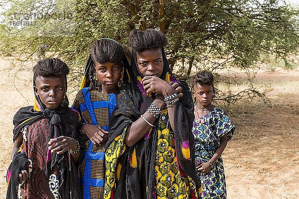 Junge Wodaabe Mädchen in traditioneller Kleidung beim Gerewol Festival  Niger  Afrika