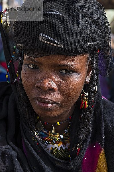 Junge Wodaabe Frau mit Perlenschmuck  Portrait  Gerewol-Festival  Brautwerbungsritual  Niger  Afrika