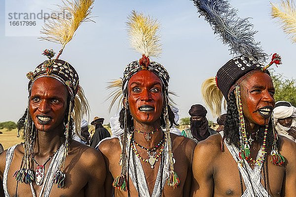 Wodaabe-Bororo Männer mit bemalten Gesichtern  Halsschmuck und Kopfschmuck  Woodaabe Fulbe Ethnie  Gerewol-Festival  Brautwerbungsritual  Niger  Afrika