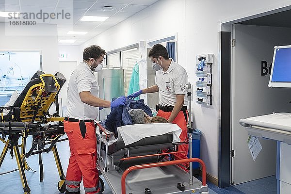 Notaufnahme einer Covid-Patientin  Krankenhaus Agatharied  Agatharied  Bayern  Deutschland  Europa