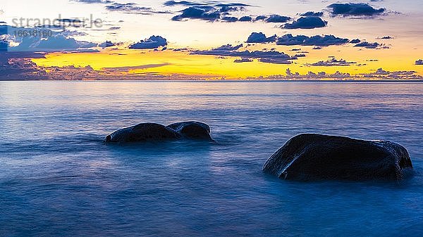 Felsen im Meer  Sonnenuntergang in der Bucht Beau Vallon  Insel Mahe  Seychellen  Afrika
