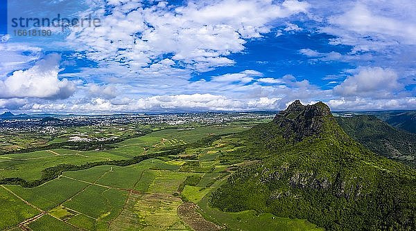 Luftaufnahme des Mont du Rempart mit Trois Mamelles  Zuckerrohrfelder  Region Black River  Mauritius  Afrika