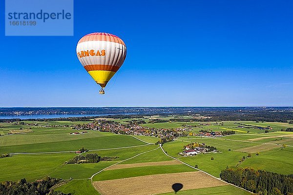 Luftaufnahme  Fahrt mit dem Heißluftballon  hinten der Starnberger See  Oberbayern  Bayern  Deutschland  Europa