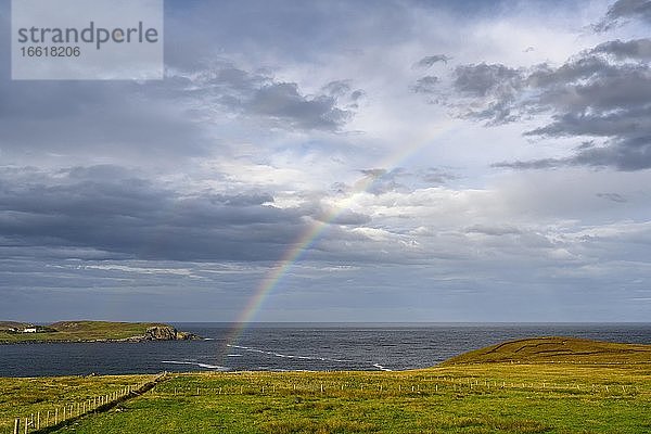 Regenbogen am Tiumpan Head  Lewis and Harris  Schottland  Großbritannien  Europa