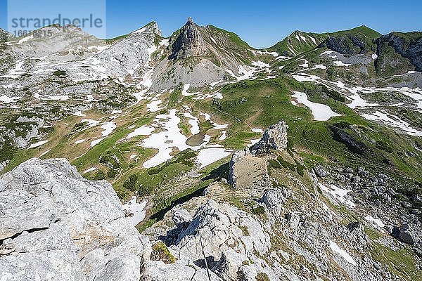 Blick auf Berge Seekarlspitze und Roßkopf  Klettersteig Haidachstellwand  5-Gipfel-Klettersteig  Wanderung am Rofangebirge  Tirol  Österreich  Europa