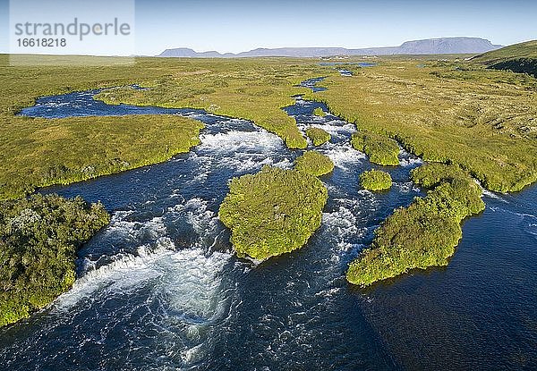 Luftaufnahme von kleinen grünen mit Gras bewachsenen Inseln im Fluss Laxá í Aðaldal  hinten Berge  Myvattn  Skútustaðir  Norðurland eystra  Island  Europa