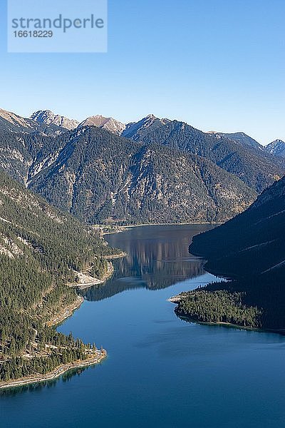 Ausblick auf Plansee  hinten Schönjöchl  Wanderung zur Schrofennas  Ammergauer Alpen  Bezirk Reutte  Tirol  Österreich  Europa