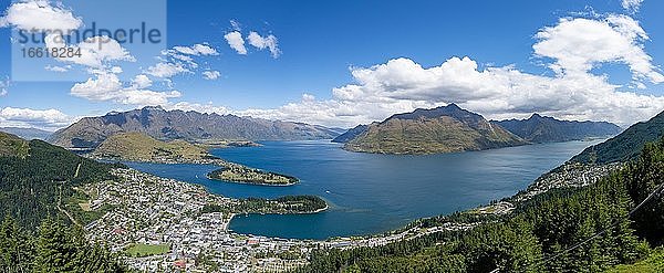 Ausblick auf Lake Wakatipu und Queenstown  Ben Lomond Scenic Reserve  Bergkette The Remarkables  Otago  Südinsel  Neuseeland  Ozeanien