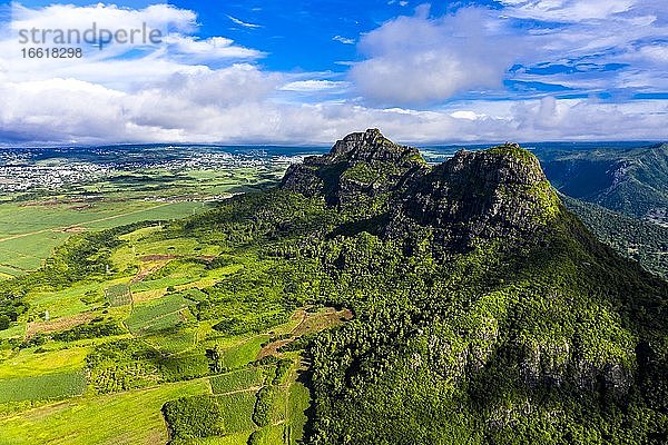 Luftaufnahme des Mont du Rempart mit Trois Mamelles  Zuckerrohrfelder  Region Black River  Mauritius  Afrika