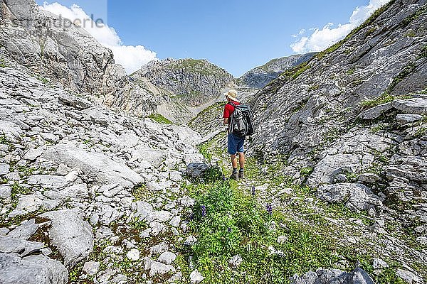 Wanderer in einer Landschaft aus ausgewaschenen Karststeinfelsen  Funtenseetauern  Steinernes Meer  Nationalpark Berchtesgaden  Berchtesgadener Land  Oberbayern  Bayern  Deutschland  Europa