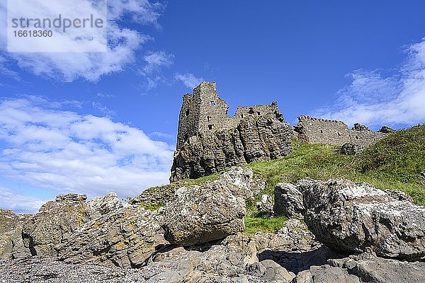 Die Ruine Dunure Castle am Firth of Clyde  Girvan  South Ayrshire  Schottland  Großbritannien  Europa