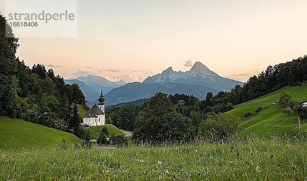 Wallfahrtskirche Maria Gern  Sonnenuntergang  Ausblick zum Watzmann vom Hochtal  Berchtesgardener Alpen  Berchtesgaden  Berchtesgadener Land  Oberbayern  Bayern  Deutschland  Europa