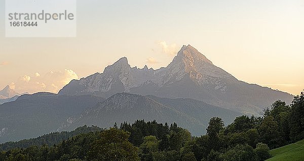 Ausblick zum Watzmann vom Hochtal bei Sonnenuntergang  Berchtesgardener Alpen  Berchtesgaden  Berchtesgadener Land  Oberbayern  Bayern  Deutschland  Europa