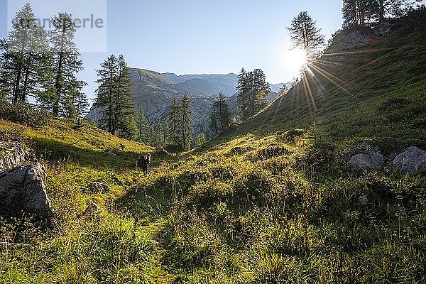 Wanderer auf Funtenseetauern Wanderweg  Nationalpark Berchtesgaden  Berchtesgadener Land  Oberbayern  Bayern