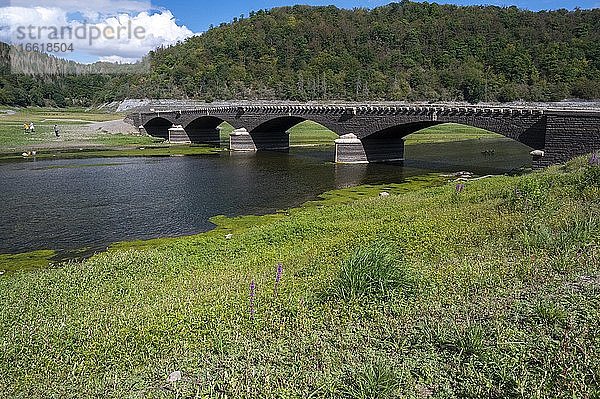 Brücke Asel bei Niedrigwasser im Edersee  Nationalpark Kellerwald  Hessen  Deutschland  Europa