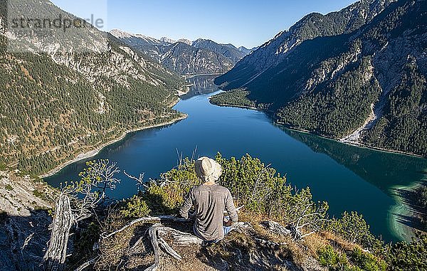 Wanderer rastet und schaut in die Ferne  hinten Schönjöchl  Plansee  Ammergauer Alpen  Bezirk Reutte  Tirol