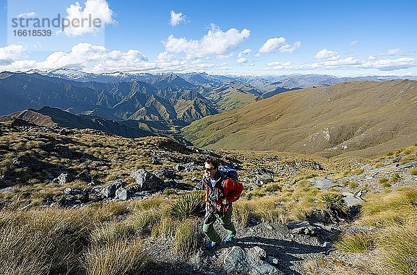Wanderer auf dem Wanderweg zum Ben Lomond  Ausblick auf Berge  Südalpen  Otago  Südinsel  Neuseeland  Ozeanien