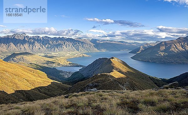 Ausblick auf Lake Wakatipu und Bergkette The Remarkables  Ben Lomond  Südalpen  Otago  Südinsel  Neuseeland  Ozeanien