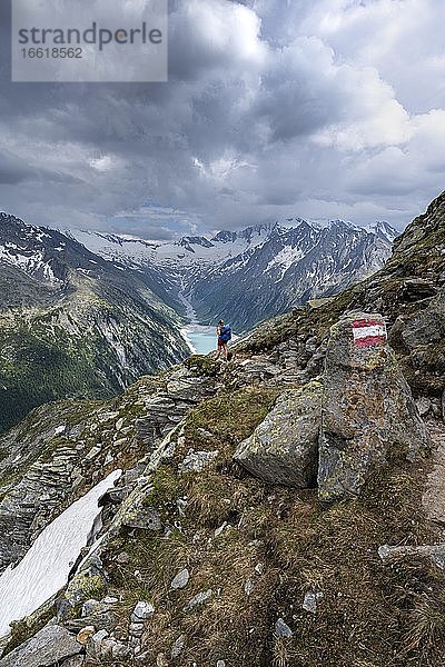 Wanderin auf dem Berliner Höhenweg  Schlegeisstausee  Speicher Schlegeis  Zillertaler Alpen  Gletscher Schlegeiskees  Zillertal  Tirol  Österreich  Europa