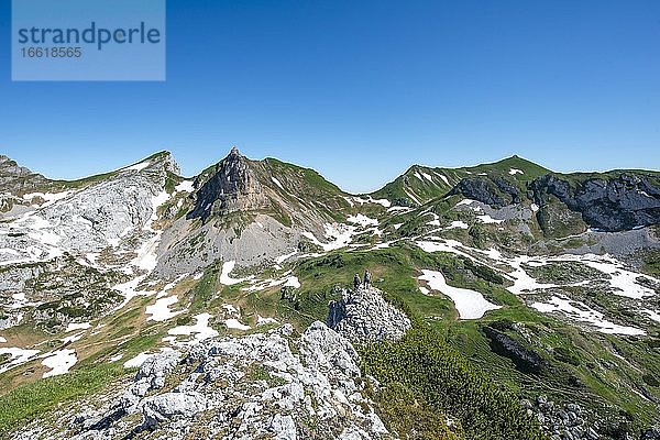 Blick auf Berge Seekarlspitze und Roßkopf  Haidachstellwand  5-Gipfel-Klettersteig  Wanderung am Rofangebirge  Tirol  Österreich  Europa