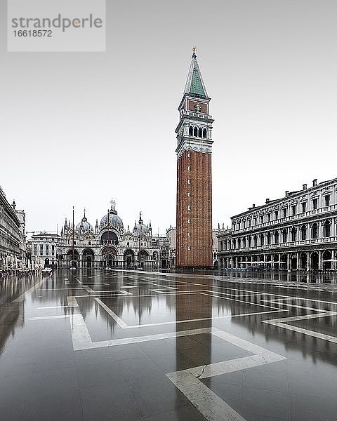 Markusplatz bei Hochwasser  Venedig  Italien  Europa