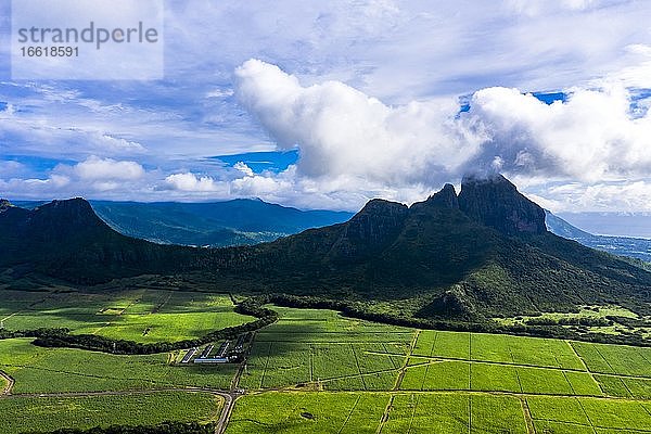 Luftaufnahme  Blick auf den Berg Mont Du Rempart mit Trois Mamelles  Berg Zuckerrohrfelder  Region Black River  Mauritius  Afrika