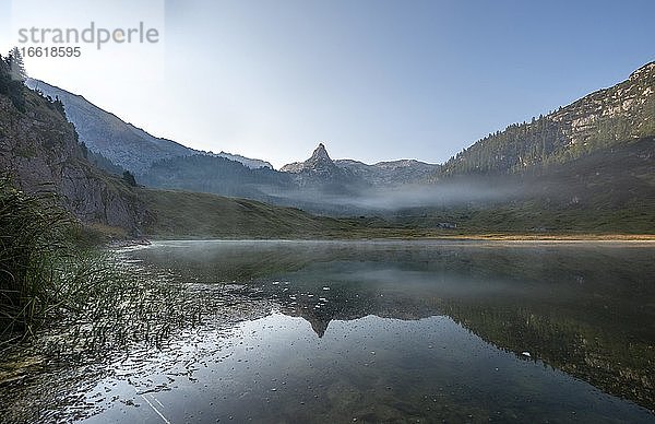 Schottmalhorn spiegelt sich im Funtensee  Steinernes Meer  Nationalpark Berchtesgaden  Berchtesgadener Land  Oberbayern  Bayern  Deutschland  Europa