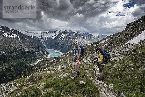 Wanderer auf dem Berliner Höhenweg  Schlegeisstausee  Speicher Schlegeis  Zillertaler Alpen  Gletscher Schlegeiskees  Zillertal  Tirol  Österreich  Europa