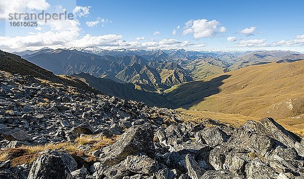 Wanderweg zum Ben Lomond  Ausblick auf Berge  Südalpen  Otago  Südinsel  Neuseeland  Ozeanien