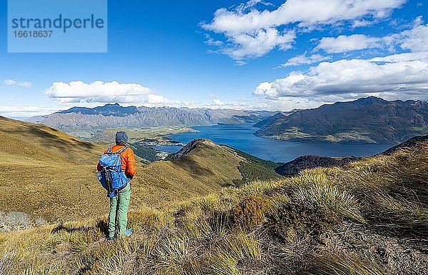 Wanderer auf dem Wanderweg zum Ben Lomond  Ausblick auf Lake Wakatipu und Bergkette The Remarkables  Südalpen  Otago  Südinsel  Neuseeland  Ozeanien