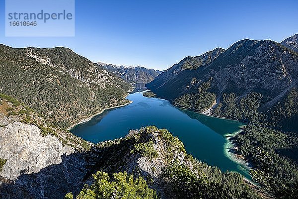 Ausblick auf Plansee  hinten Schönjöchl  Wanderung zur Schrofennas  Ammergauer Alpen  Bezirk Reutte  Tirol  Österreich  Europa