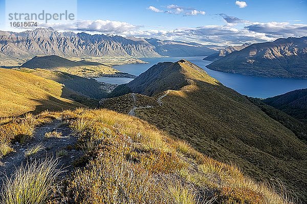 Ausblick auf Lake Wakatipu und Bergkette The Remarkables  Ben Lomond  Südalpen  Otago  Südinsel  Neuseeland  Ozeanien