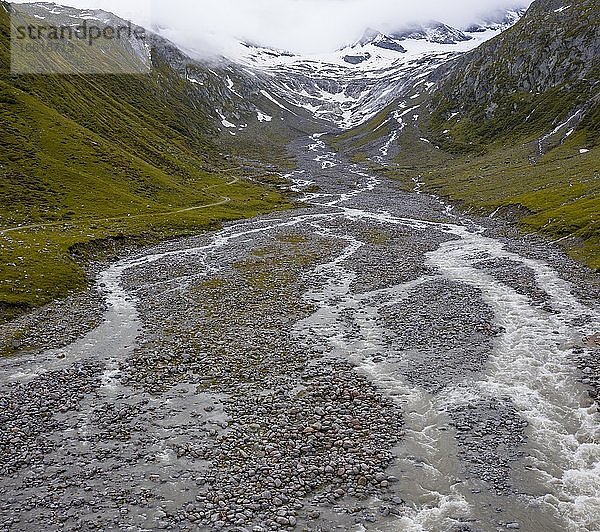 Bergtal Schlegeisgrund mit mäanderndem Schlegeisbach  hinten Gletscher Schlegeiskees und schneebedeckte Berggipfel  Hoher Weiszint  Berliner Höhenweg  Zillertal  Tirol  Österreich  Europa