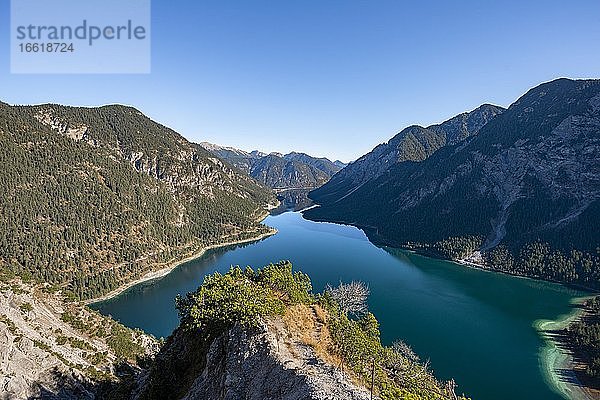 Ausblick auf Plansee  hinten Schönjöchl  Wanderung zur Schrofennas  Ammergauer Alpen  Bezirk Reutte  Tirol  Österreich  Europa