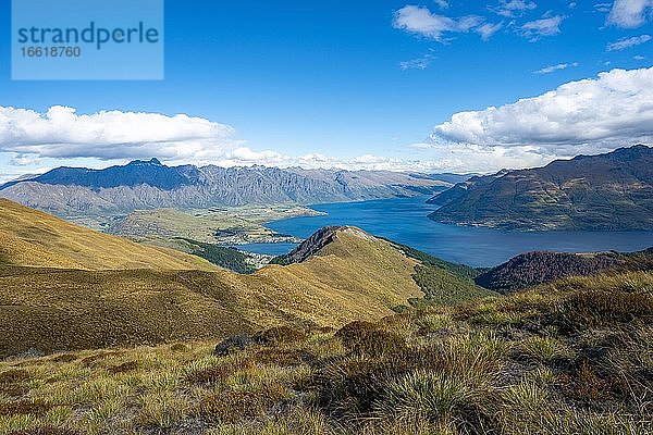 Ausblick auf Lake Wakatipu und Bergkette The Remarkables  Ben Lomond  Südalpen  Otago  Südinsel  Neuseeland  Ozeanien