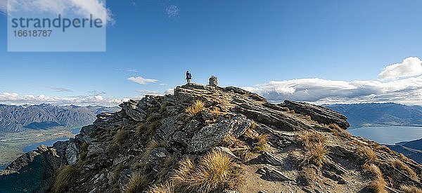 Wanderer am Gipfel des Ben Lomond  Ausblick auf Lake Wakatipu und Bergkette The Remarkables  Südalpen  Otago  Südinsel  Neuseeland  Ozeanien