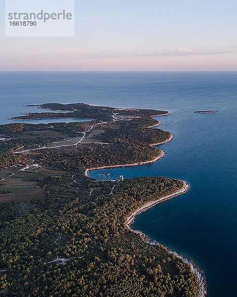 Luftaufnahme  Landzunge mit Buchten  Halbinsel Premantura  Kroatien  Europa