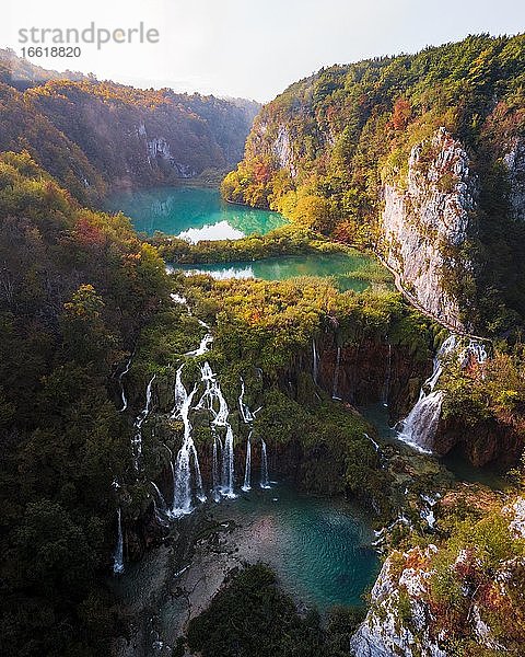 Luftaufnahme  Wasserfall mit Plitvicer Seen im Herbst  Nationalpark Plitvicer Seen  Dalmatien  Kroatien  Europa