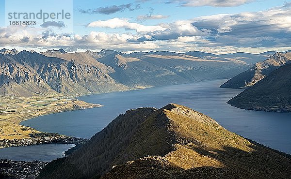 Ausblick auf Lake Wakatipu  Ben Lomond  Südalpen  Otago  Südinsel  Neuseeland  Ozeanien