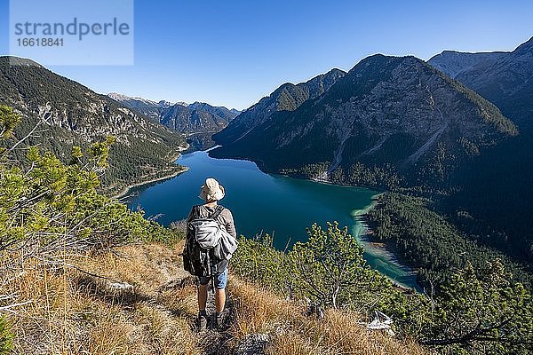 Wanderer auf Wanderweg  Ausblick auf Plansee  hinten Schönjöchl  Wanderung zur Schrofennas  Ammergauer Alpen  Bezirk Reutte  Tirol  Österreich  Europa