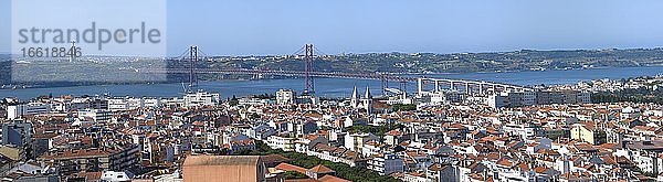 Panorama über Lissabon und 25. April Brücke  Lissabon  Portugal  Europa
