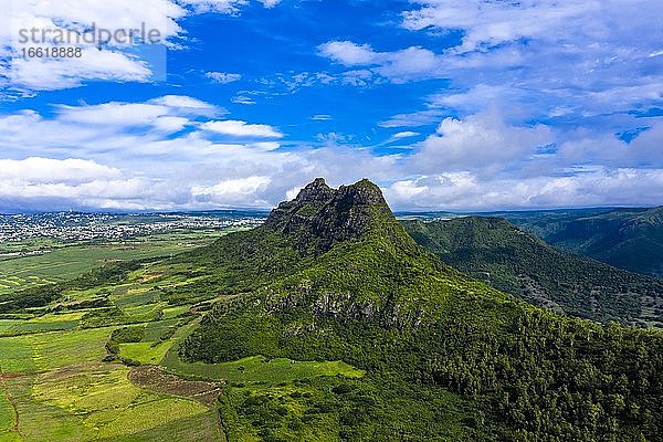 Luftaufnahme des Mont du Rempart mit Trois Mamelles  Zuckerrohrfelder  Region Black River  Mauritius  Afrika