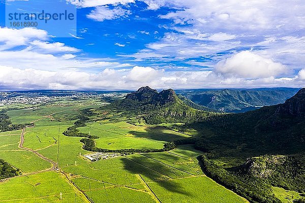 Luftaufnahme  Blick auf den Berg Mont Du Rempart mit Trois Mamelles  Zuckerrohrfelder  Region Black River  hinten die Orte Vacoas-Phönix und Quatre Bornes  Mauritius  Afrika