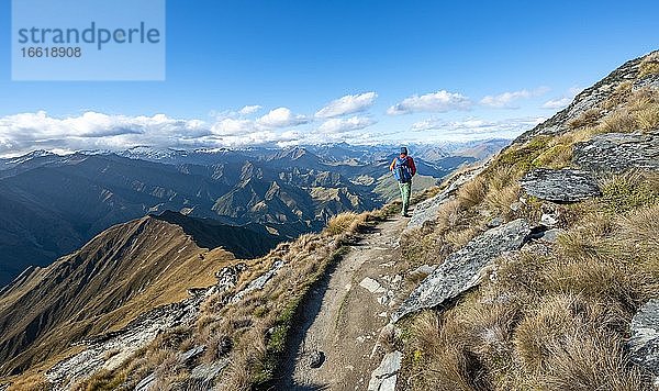 Wanderer auf dem Wanderweg zum Ben Lomond  Ausblick auf Bergketten  Südalpen  Otago  Südinsel  Neuseeland  Ozeanien