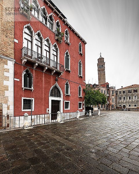 Schiefer Turm von Campo Santo Stefano  Venedig  Italien  Europa