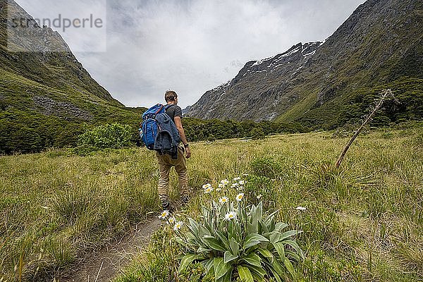 Wanderer auf Wanderweg  Gertrude Saddle Route  Fiordland National Park  Southland  Neuseeland  Ozeanien
