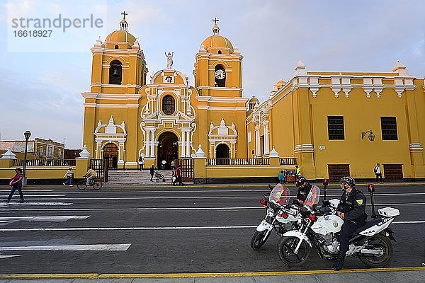 Zwei Polizisten auf Motorrädern vor der Kathedrale im Abendlicht  Trujillo  Region La Liberdad  Peru  Südamerika