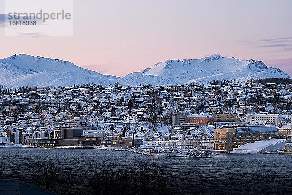 Stadtansicht bei Abenddämmerung  Tromsø  Finnmark  Norwegen  Europa