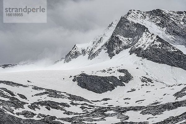 Gletscher Schlegeiskees mit Nebel  schneebedeckte Berggipfel  Hoher Weiszint und Hochfeiler  Berliner Höhenweg  Zillertal  Tirol  Österreich  Europa