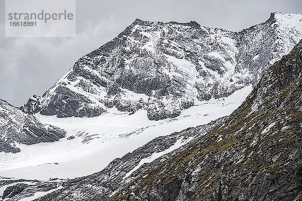 Gletscher Schlegeiskees mit Nebel  schneebedeckte Berggipfel  Hoher Weiszint und Hochfeiler  Berliner Höhenweg  Zillertal  Tirol  Österreich  Europa